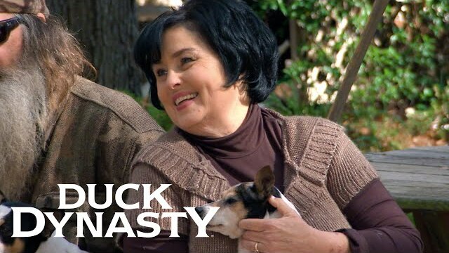 Miss Kay's ADORABLE Puppy Photoshoot (Season 3) | Duck Dynasty