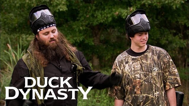 Willie Vs. Jase in an ALL-OUT Paintball War (Season 5) | Duck Dynasty