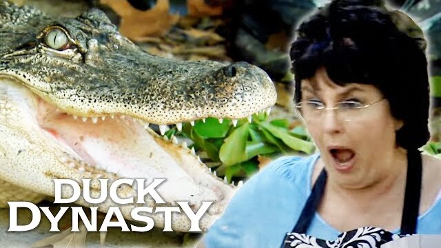 MASSIVE GATOR Terrorizes Miss Kay (Season 1) | Duck Dynasty