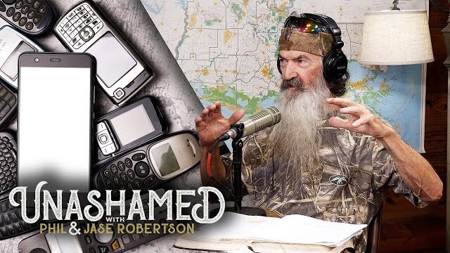 Jase's Cell Phone Captures Phil's Astonishment When He Texts a Photo | Ep 578