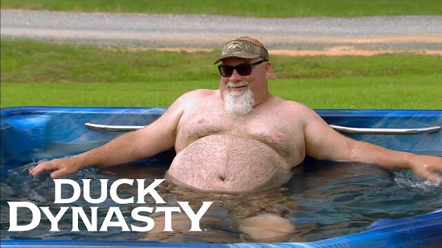 Godwin's LAVISH New Hot Tub (Season 4) | Duck Dynasty