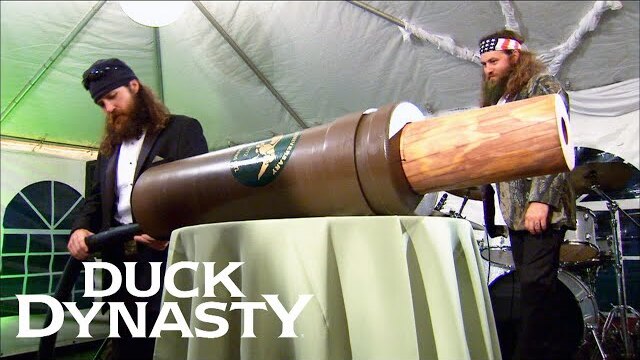 Duck Dynasty: Willie Builds World's LARGEST Duck Call