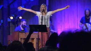 Bethel Music Moments: Spontaneous Worship With Jenn Johnson.